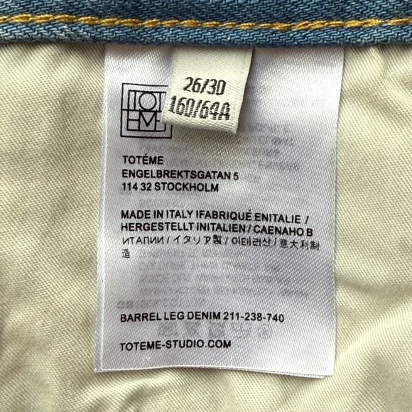 TOTEME Size 26 Barrel Leg Light Wash Button‎ Fly Jeans Raw Hem
